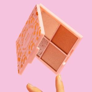 NEW• KINDER GLOW GOLDEN HIGHLIGHTER PALETTE